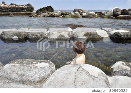春の北海道函館市恵山岬で水無海浜温泉の風景を撮影 89640025