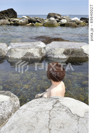 春の北海道函館市恵山岬で水無海浜温泉の風景を撮影 89640027