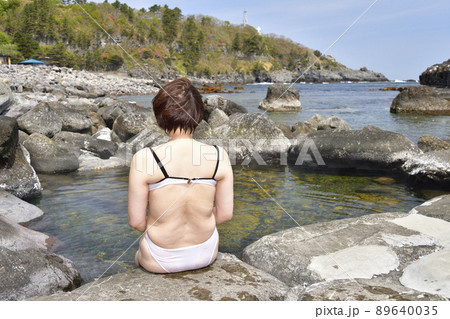 春の北海道函館市恵山岬で水無海浜温泉の風景を撮影 89640035