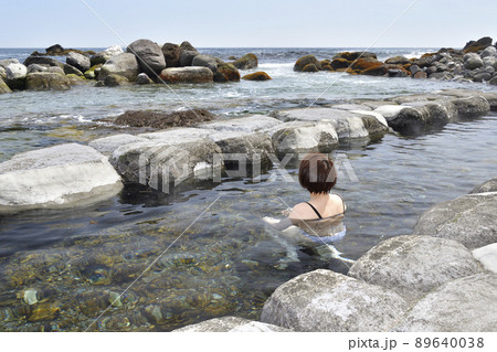 春の北海道函館市恵山岬で水無海浜温泉の風景を撮影 89640038