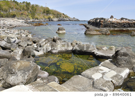 春の北海道函館市恵山岬で水無海浜温泉の風景を撮影 89640061
