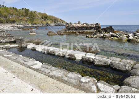 春の北海道函館市恵山岬で水無海浜温泉の風景を撮影 89640063