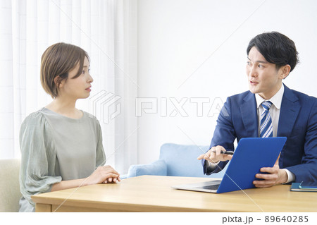 ビジネスマン　訪問営業 89640285