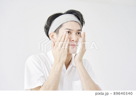 男性 洗顔 白背景 男性 洗顔 白背景 89640340