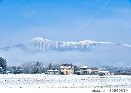 冬の早朝の福島県の安達太良山の眺め 冬の早朝の福島県の安達太良山の眺め 89640350