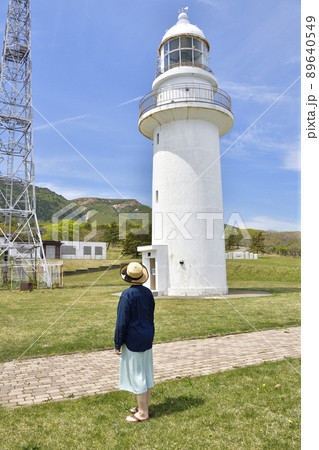春の北海道函館市恵山岬で女性の居る恵山岬灯台公園の風景を撮影 89640549
