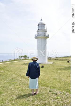 春の北海道函館市恵山岬で女性の居る恵山岬灯台公園の風景を撮影 春の北海道函館市恵山岬で女性の居る恵山岬灯台公園の風景を撮影 89640552