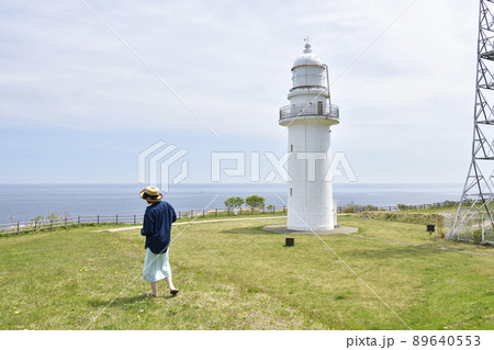 春の北海道函館市恵山岬で女性の居る恵山岬灯台公園の風景を撮影 春の北海道函館市恵山岬で女性の居る恵山岬灯台公園の風景を撮影 89640553