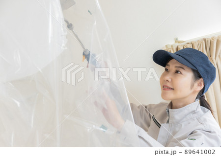 エアコン清掃をする女性スタッフ エアコン清掃をする女性スタッフ 89641002