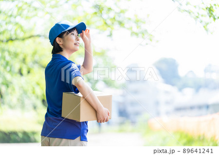 女性宅配員　運送業 89641241