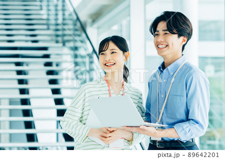 オフィスの若い男女のエンジニア オフィスの若い男女のエンジニア 89642201