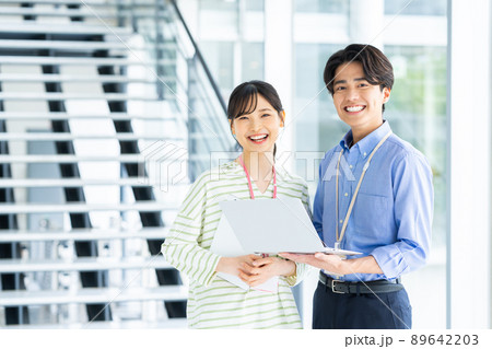 オフィスの若い男女のエンジニア 89642203