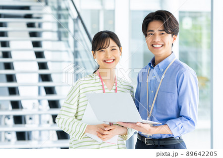 オフィスの若い男女のエンジニア オフィスの若い男女のエンジニア 89642205