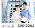 オフィスの若い男女のエンジニア 89642208
