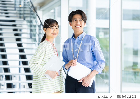 オフィスの若い男女のエンジニア 89642211