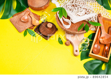 Life without Plastic.Eco friendly disposable tableware.Biodegradable craft dishes used in fast food,restaurants,takeaways,picnics.Recycling concept.Ecological tableware made of natural materials. 89642854