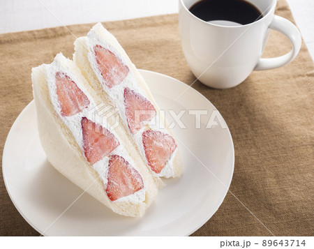 イチゴのフルーツサンドイッチ 89643714