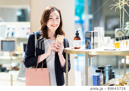 女性　ショッピング　買い物　撮影協力：g GIFT AND LIFESTYL 89643726