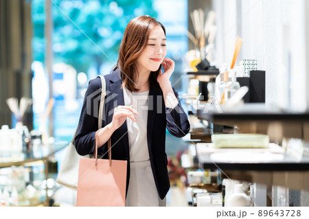 女性　ショッピング　買い物　撮影協力：g GIFT AND LIFESTYL 89643728