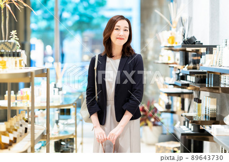 女性　ショッピング　買い物　撮影協力：g GIFT AND LIFESTYL 89643730
