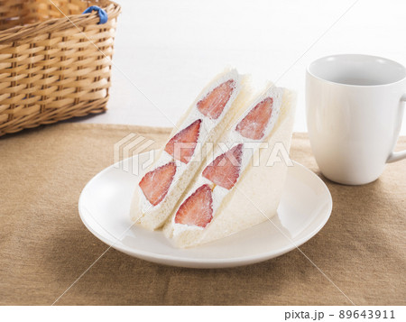 イチゴのフルーツサンドイッチ 89643911