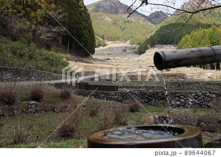 冬の四谷千枚田に湧き出る澄んだ水 冬の四谷千枚田に湧き出る澄んだ水 89644067