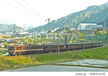上越線 越後湯沢ー石打 JR東日本 EF64-1001(高崎)+旧客 新潟駅開業100周年 回送 上越線 越後湯沢ー石打 JR東日本 EF64-1001(高崎)+旧客 新潟駅開業100周年 回送 89644240