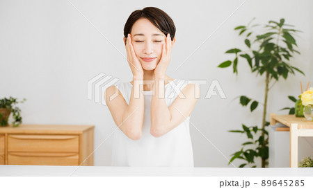 スキンケアをする若い女性　ビューティーイメージ	 89645285
