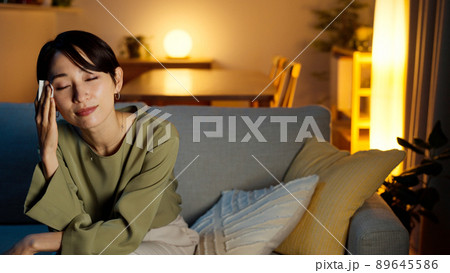 化粧落としをする若い女性 89645586