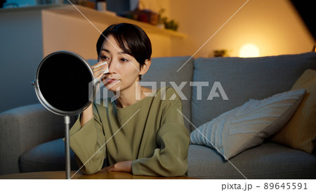 化粧落としをする若い女性 89645591