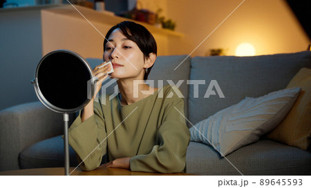 化粧落としをする若い女性 化粧落としをする若い女性 89645593