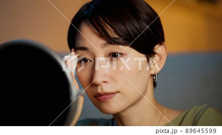 化粧落としをする若い女性 化粧落としをする若い女性 89645599