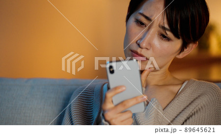 スマートフォンを操作する若い女性 スマートフォンを操作する若い女性 89645621