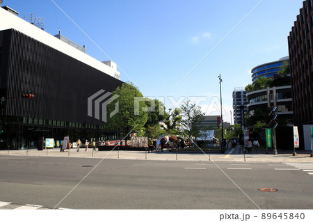 熊本城周辺の都市景観　花とみどりに彩られた桜町・花畑エリアの町並み 89645840