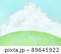 入道雲と原っぱのシンプル背景 89645922