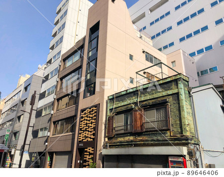 東京神田のオフィス街に残る昭和看板建築 東京神田のオフィス街に残る昭和看板建築 89646406