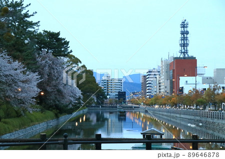 早朝の松山市の風景 89646878