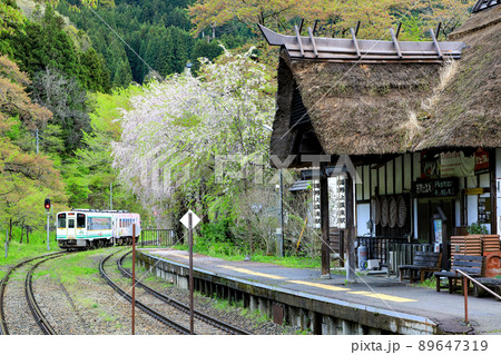 茅葺屋根の駅舎（湯野上温泉駅）　福島県 89647319