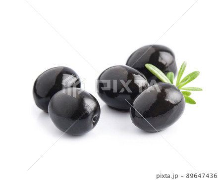 Olives with leaves on white backgrounds Olives with leaves on white backgrounds 89647436