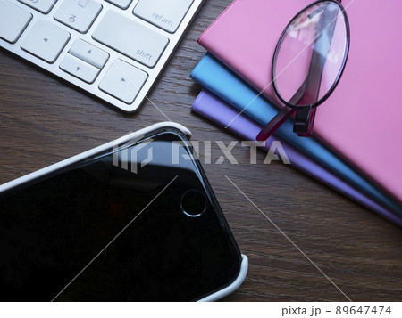 手帳、パソコン、メガネ、スマホのビジネスイメージ (女性) 89647474