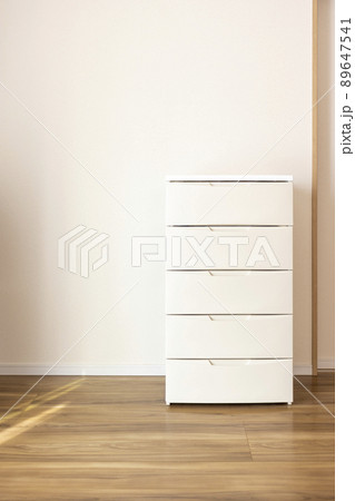 部屋に置いたプラスチック製のチェスト 89647541