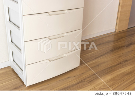 部屋に置いたプラスチック製のチェスト 89647543