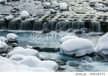 【北海道美瑛町】雪景色の美瑛川 【北海道美瑛町】雪景色の美瑛川 89648545