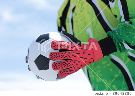 サッカーボールをキャッチするゴールキーパーの男性の写真素材 6486