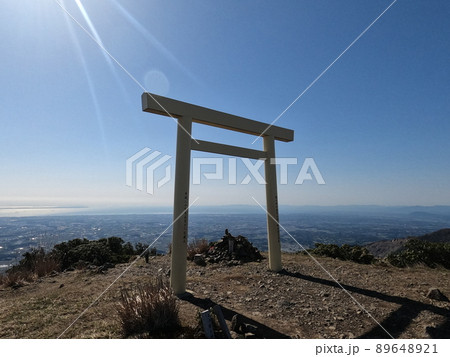 三重県の鈴鹿山脈の入道ヶ岳の山頂の鳥居 89648921