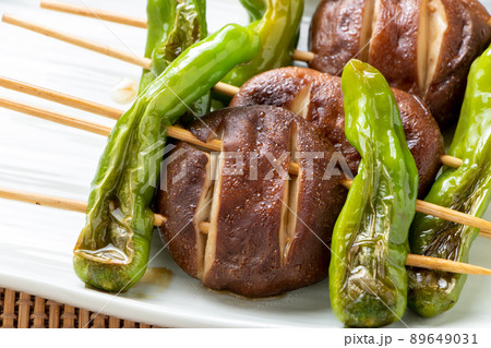椎茸とししとうの串焼き。 89649031