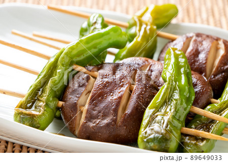 椎茸とししとうの串焼き。 椎茸とししとうの串焼き。 89649033