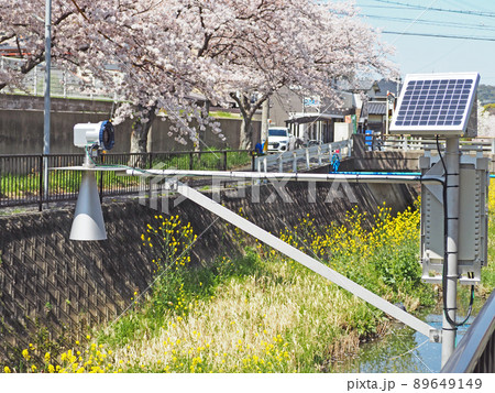 防災のため川に設置された電波式水位計 89649149