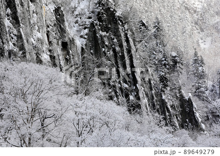 【北海道東川町】柱状節理と雪 89649279