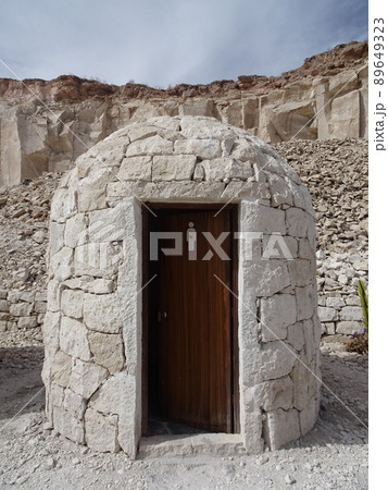 【ペルー】採石場 シラールートに設置されたドーム型のトイレの建物（アレキパ） 89649323